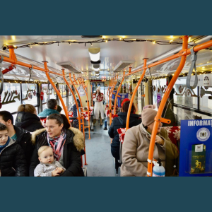 Cunoaște orașul alături de Moș Crăciun! Ruta specială a troleibuzului turistic, a pornit la drum